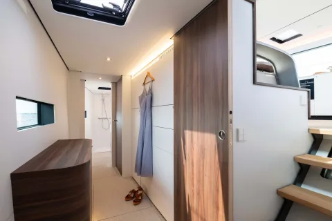 Vaan R4 interior, hull corridor
