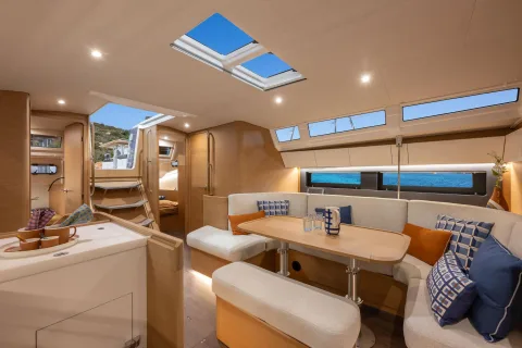 Sun Odyssey 455 saloon
