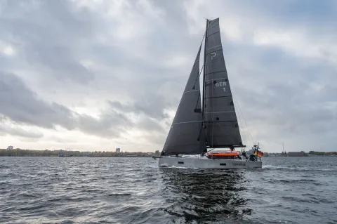 Pure 42 under sail, bow view