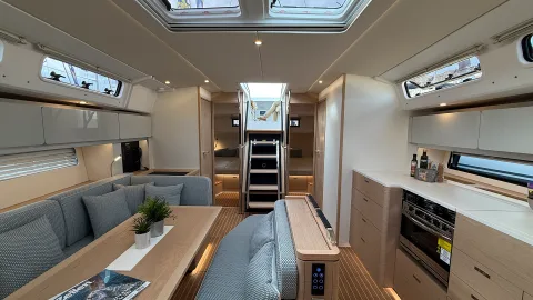 Hanse 461 saloon